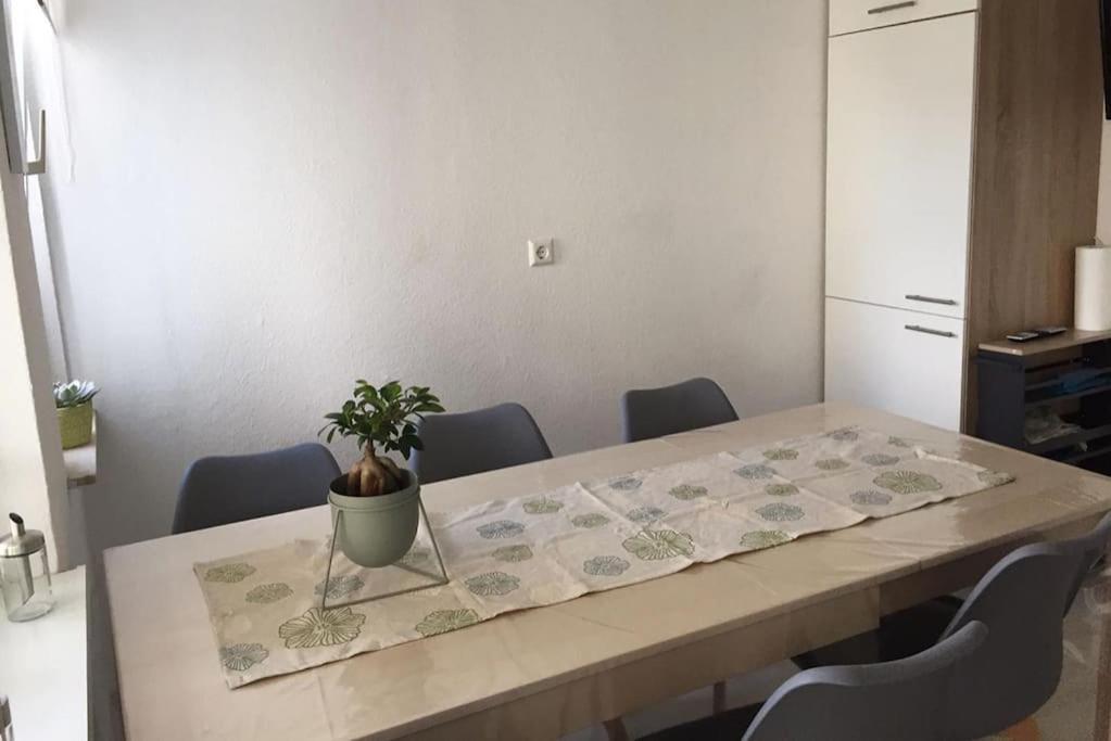22B Grosse Wohnung Mit Balkon, Smarttv Und Wlan Korb Buitenkant foto